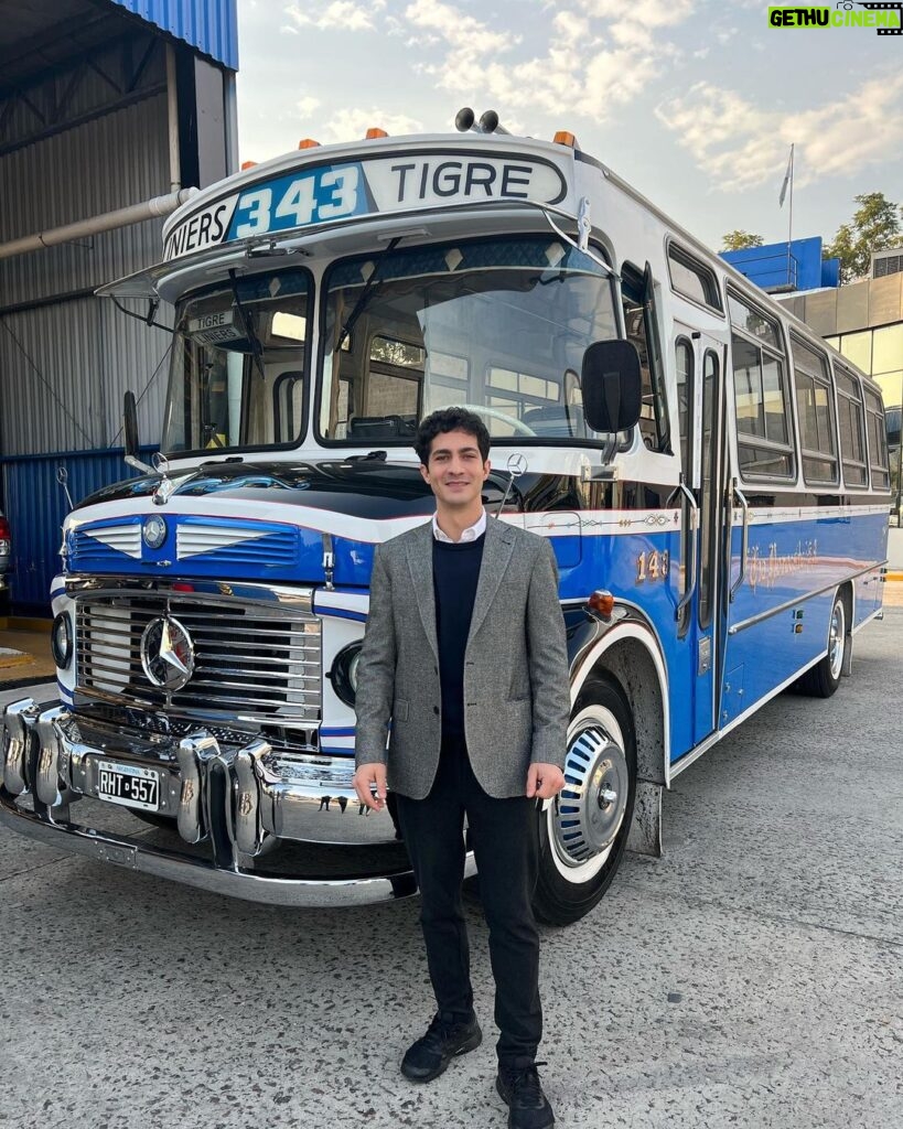 Chino Darín Instagram - Sábado Bus. Josha (nunca taxi) que nos encontramos en el rodaje de El Reino temporada 2. Un 343 Liniers-Tigre de ensueño, hecho a nuevo. Narrmosura! ♥️