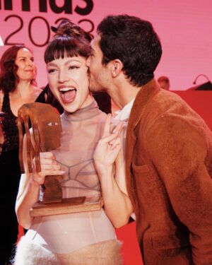 Chino Darín Instagram - Unas con la flamante ganadora del premio @fotogramas_es como Mejor Actriz de TV por “El cuerpo en llamas” 
♥️