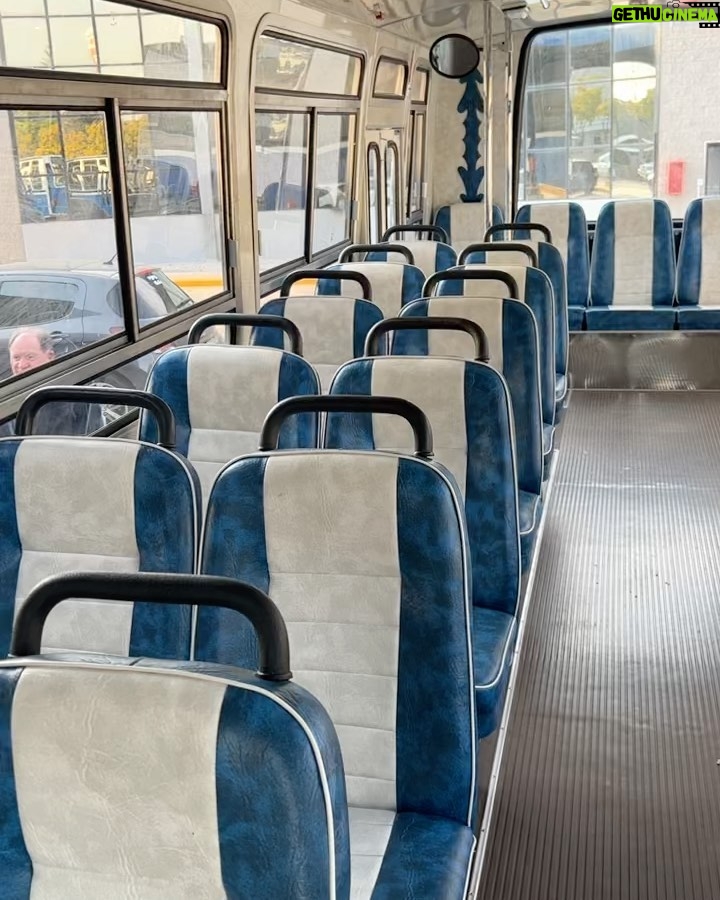 Chino Darín Instagram - Sábado Bus. Josha (nunca taxi) que nos encontramos en el rodaje de El Reino temporada 2. Un 343 Liniers-Tigre de ensueño, hecho a nuevo. Narrmosura! ♥️