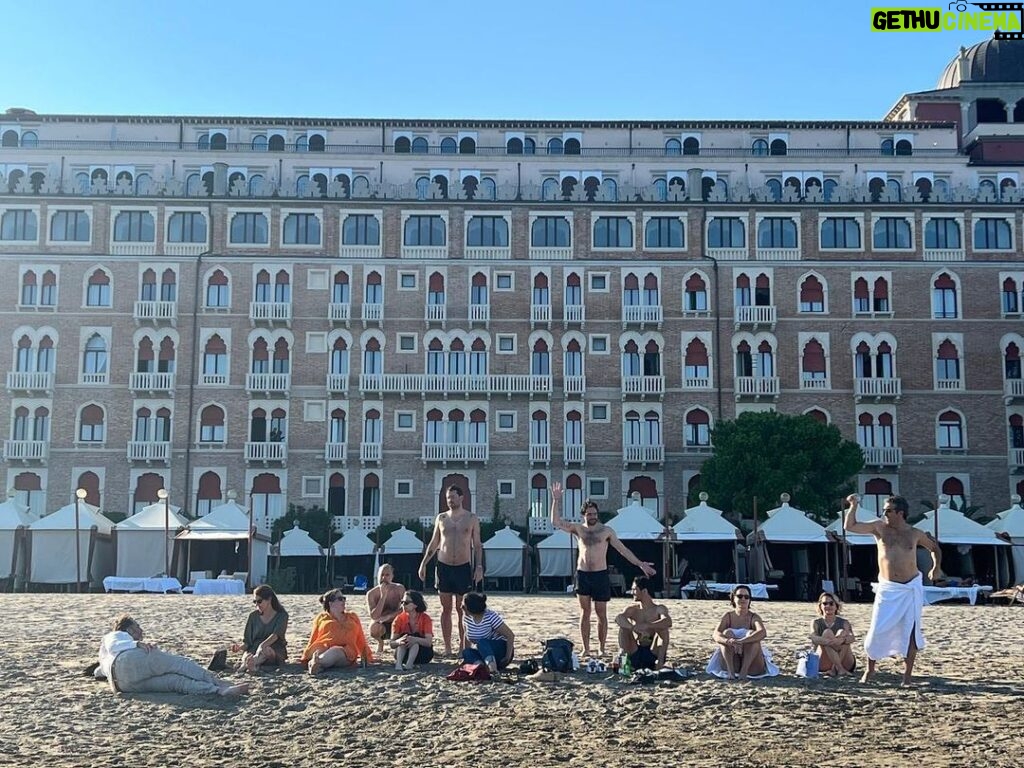 Chino Darín Instagram - No había subido este fotón que nos sacó @eljavierj en la playa después de presentar @argentina.1985 en @labiennale de Venecia ♥️ Lido di Venezia