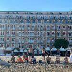 Chino Darín Instagram – No había subido este fotón que nos sacó @eljavierj en la playa después de presentar @argentina.1985 en @labiennale de Venecia ♥️ Lido di Venezia
