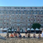 Chino Darín Instagram - No había subido este fotón que nos sacó @eljavierj en la playa después de presentar @argentina.1985 en @labiennale de Venecia ♥️ Lido di Venezia