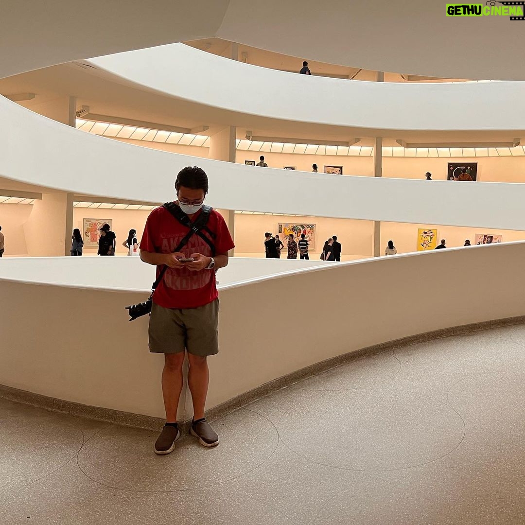 Chino Darín Instagram - Almos gemelos Solomon R. Guggenheim Museum