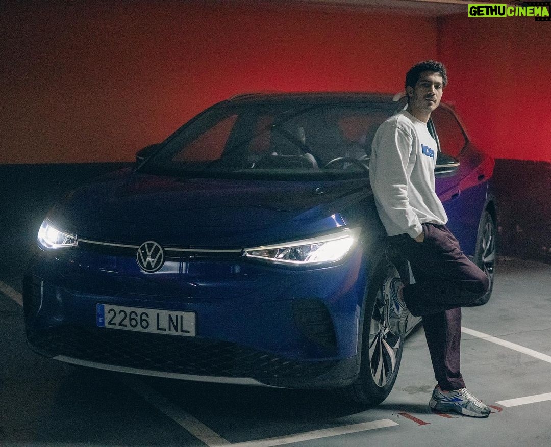 Chino Darín Instagram - A punto de sacar esta belleza a ver la luz del sol #VWID4 @vw_es