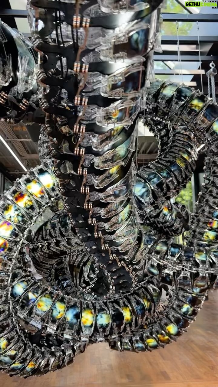 Chino Darín Instagram - Tenia en el reel esta locura de instalación que vi en @labiennale x Yunchul Kim (Korean Pavilion) Biennale Venezia