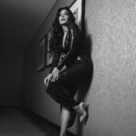 Chitrangada Singh Instagram - 🖤🖤🖤 . . . For the event : Makeup : @magictouchbyalinaadil Hair: @hairandmakeupby_ruchi Styling @eshaamiin1 Outfit @Miakee.official Jewelry @bblingg_meghana @ascend.rohank @karisma.joolry Photog : @anoop.devaraj