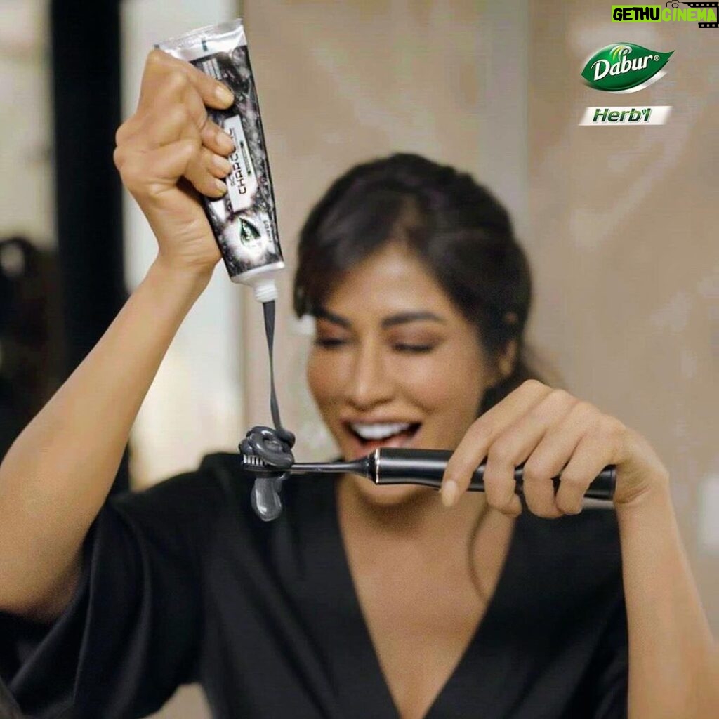 Chitrangada Singh Instagram - A great look comprises of these: a dress to make you look your best, well-styled hair, and most importantly, a bright smile to bring it all together. Chitrangda relies on the Tissue Test to check whether or not she is ready to head out the door. And the product she uses to ensure she passes this? The Dabur Herb’l Activated Charcoal Toothpaste from @daburherblindia has active charcoal with 0% added harmful chemicals & powerful herbs and charcoal treated with oxygen that gives white teeth with fresh breath ✨ Buy it now on Amazon 🛍️ #ChooseBlackForWhite #YouCanNeverGoWrongWithBlack #DaburHerb’lCharcoal #Dabur #oralbeauty #ad