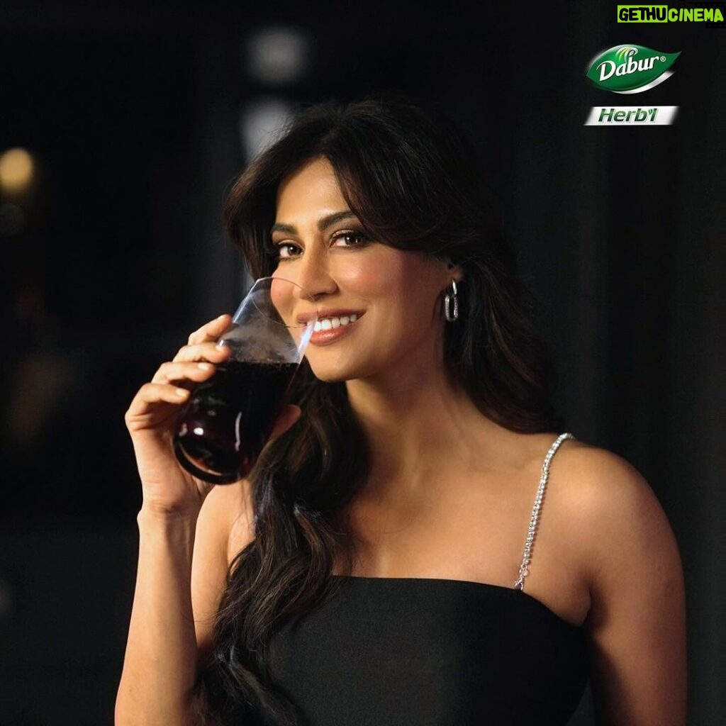 Chitrangada Singh Instagram - A great look comprises of these: a dress to make you look your best, well-styled hair, and most importantly, a bright smile to bring it all together. Chitrangda relies on the Tissue Test to check whether or not she is ready to head out the door. And the product she uses to ensure she passes this? The Dabur Herb’l Activated Charcoal Toothpaste from @daburherblindia has active charcoal with 0% added harmful chemicals & powerful herbs and charcoal treated with oxygen that gives white teeth with fresh breath ✨ Buy it now on Amazon 🛍️ #ChooseBlackForWhite #YouCanNeverGoWrongWithBlack #DaburHerb’lCharcoal #Dabur #oralbeauty #ad