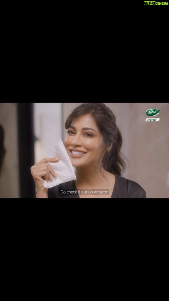 Chitrangada Singh Instagram - Have you taken the tissue test ?🤔 Yellow teeth can turn off people and can spoil a great look. Ordinary toothpaste cant do as much as the @daburherblindia ‘s Dabur Herb’l Activated Charcoal Toothpaste has become my partner for everyday great look. It has powerful herbs and charcoal treated with oxygen that gives white teeth with fresh breath ✨ Buy it now on Amazon 🛍 #ChooseBlackForWhite #YouCanNeverGoWrongWithBlack #DaburHerb’lCharcoal #Dabur #oralbeauty #ad