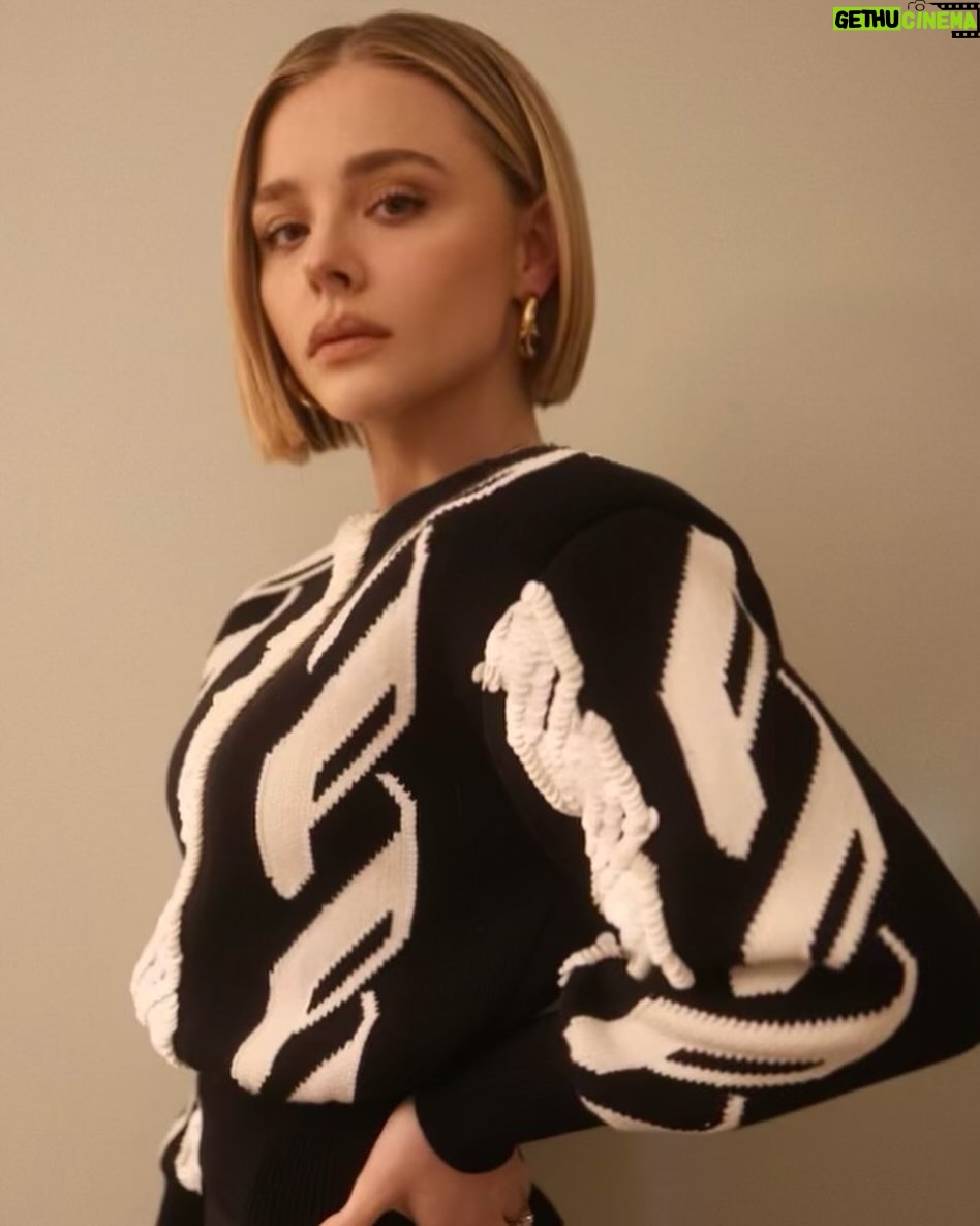 Chloë Grace Moretz Instagram - @louisvuitton x @wmag last night 🤍🖤🤍🖤 what a beautiful evening @nicolasghesquiere @saramoonves thank you