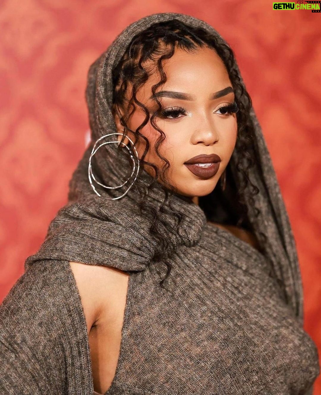 Chloe Bailey Instagram - sweater weather 🤎✨ was so happy to create the opening and closing songs for the movie Candycane Lane.. watch me perform them tonight on NBC during the Rockefeller Christmas Lighting!