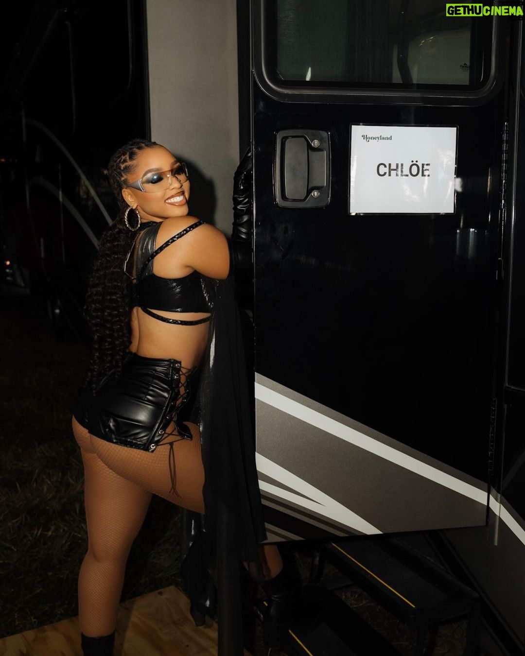 Chloe Bailey Instagram - gave my all on the stage last night ✨ @honeylandfest 🍯🍯