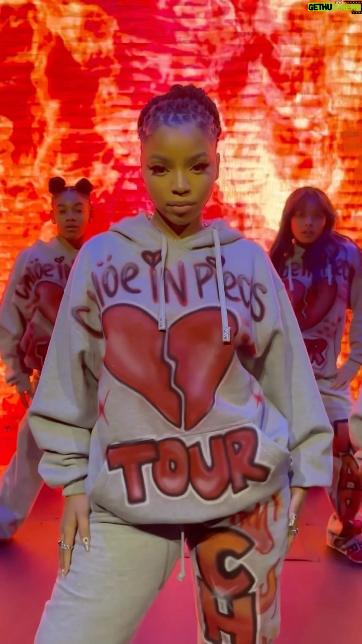 Chloe Bailey Instagram - me and my girls goin into the last show like 🥵