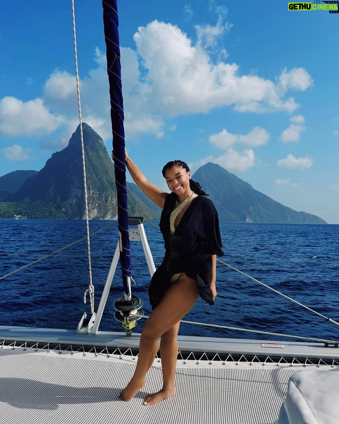 Chloe Bailey Instagram - wake up and stream FYS ☀️🌊