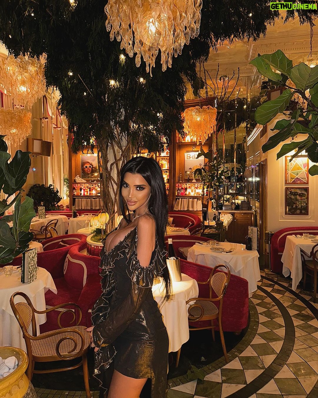 Chloe Khan Instagram - 🤍🪽 Kensington, London