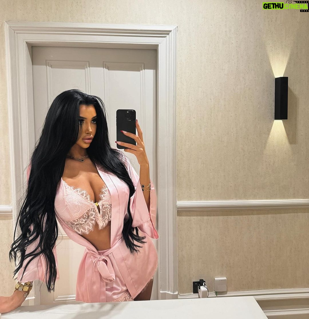 Chloe Khan Instagram - Good night loves 😝 hair by @simplygoddesssupersalon Home Sweet Home