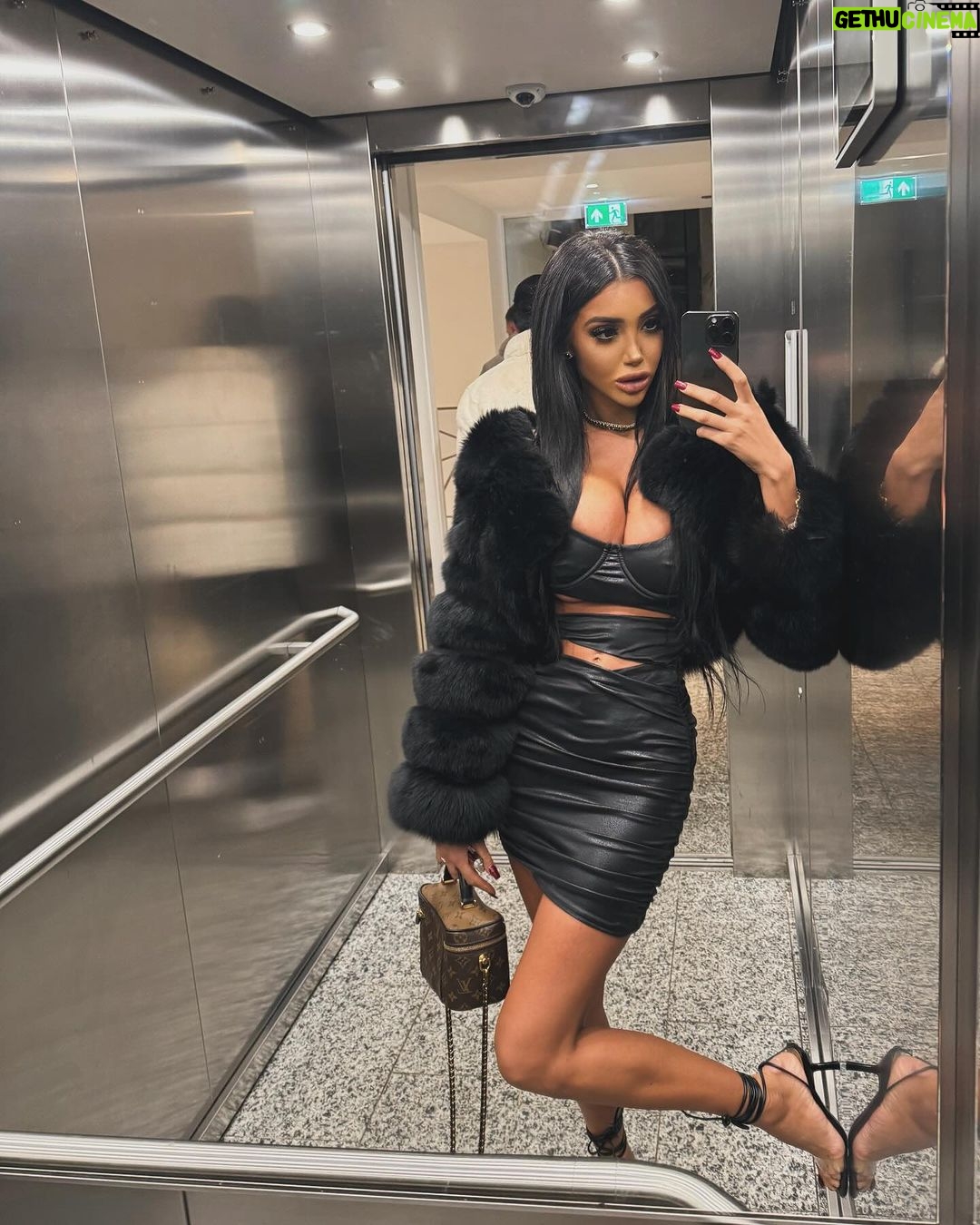 Chloe Khan Instagram - Couldn’t come to Manchester without trying the new Sexyfish . It’s one of my London faves , did not disappoint 🥂 🦪 ( why is there no caviar emoji ?) Sexy Fish Manchester