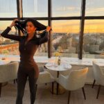 Chloe Khan Instagram - Switched off for a week and spent it here in my members club . Had such a crazy extended Xmas and new years which was incredible but it’s so good to be back in my gym detoxing and getting back on track . Starting 75hard challenge again on 1st February so until then just getting back in to training and recuperation . Hope everyone’s having a blissful start to the year . Sending all the love to everyone xx 🤍 not bothering with makeup and stuff at the min , just trying to get my skin right 🤍 Belgravia, London