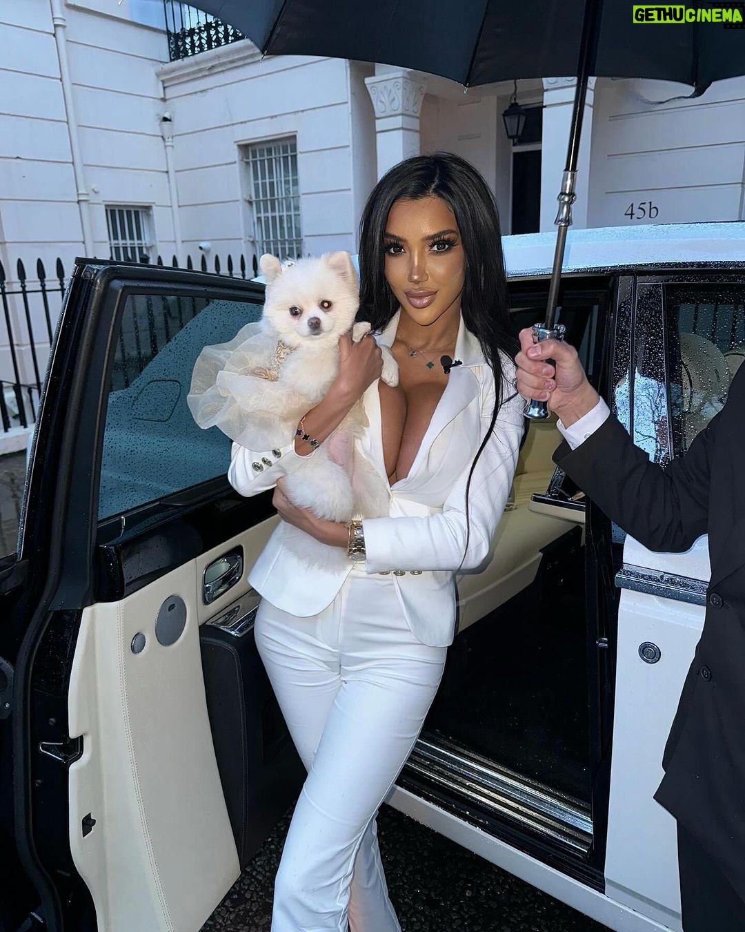 Chloe Khan Instagram - 🤍🌧️ Belgravia, London