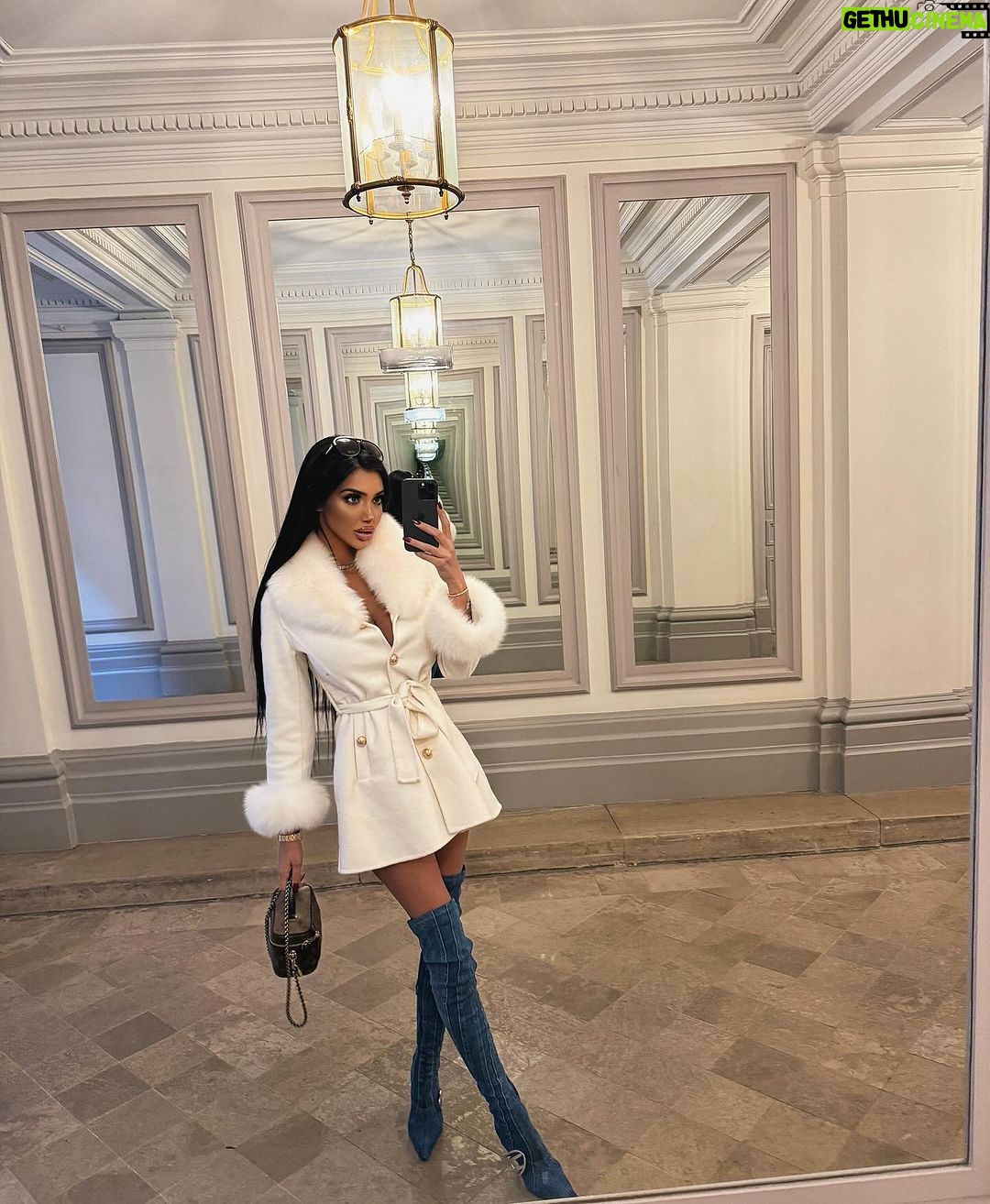Chloe Khan Instagram - Hello Paris 🇫🇷 it’s been a while Plaza Athenee Paris