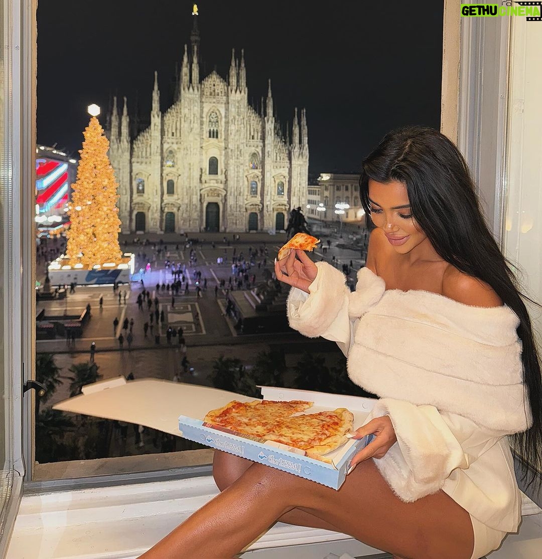 Chloe Khan Instagram - 🇮🇹 🍕 Sorry , hate to say it but Italian pizza is not better than London pizza 😜 The dome Milano