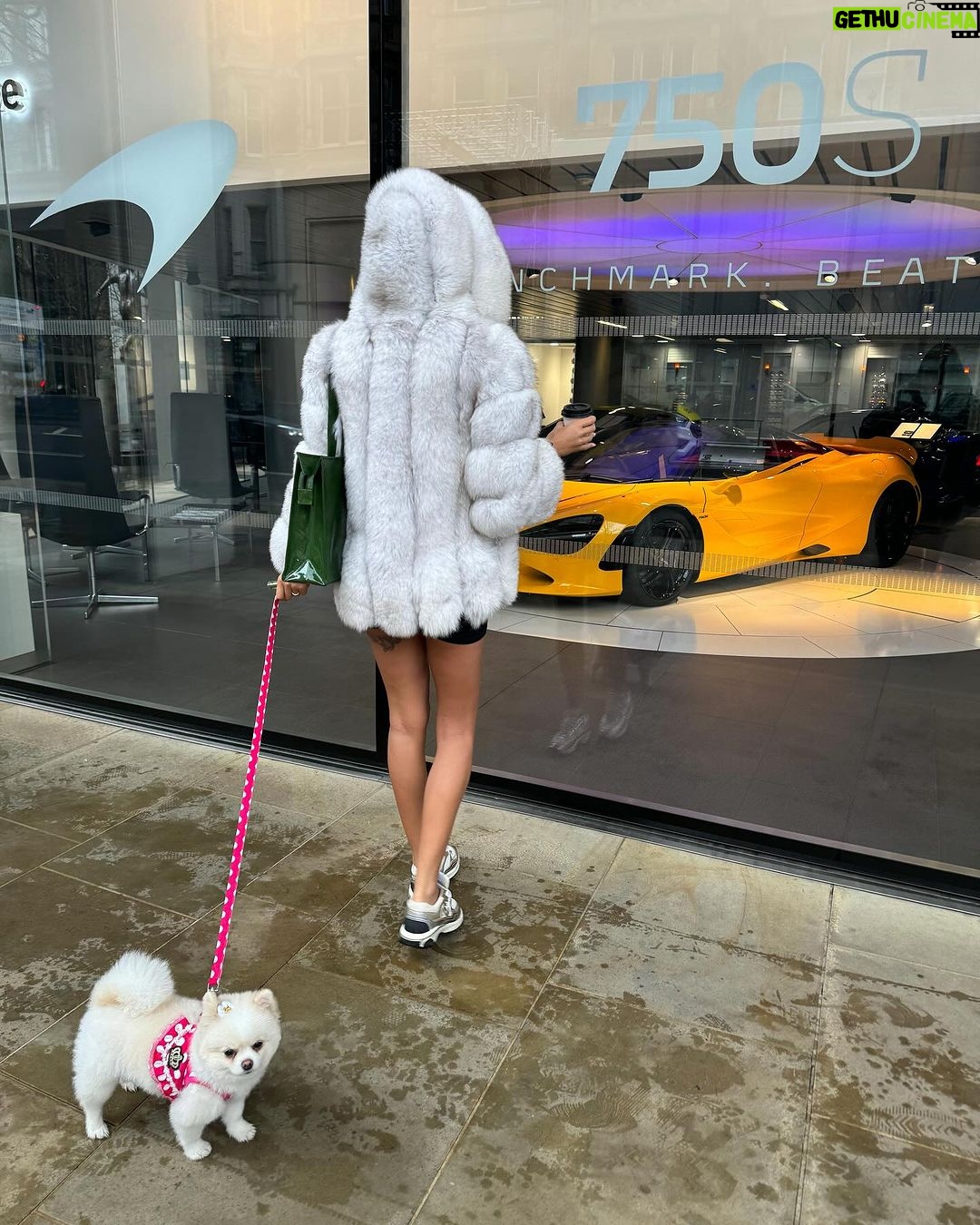 Chloe Khan Instagram - Rainy days ☔️ Knightsbridge