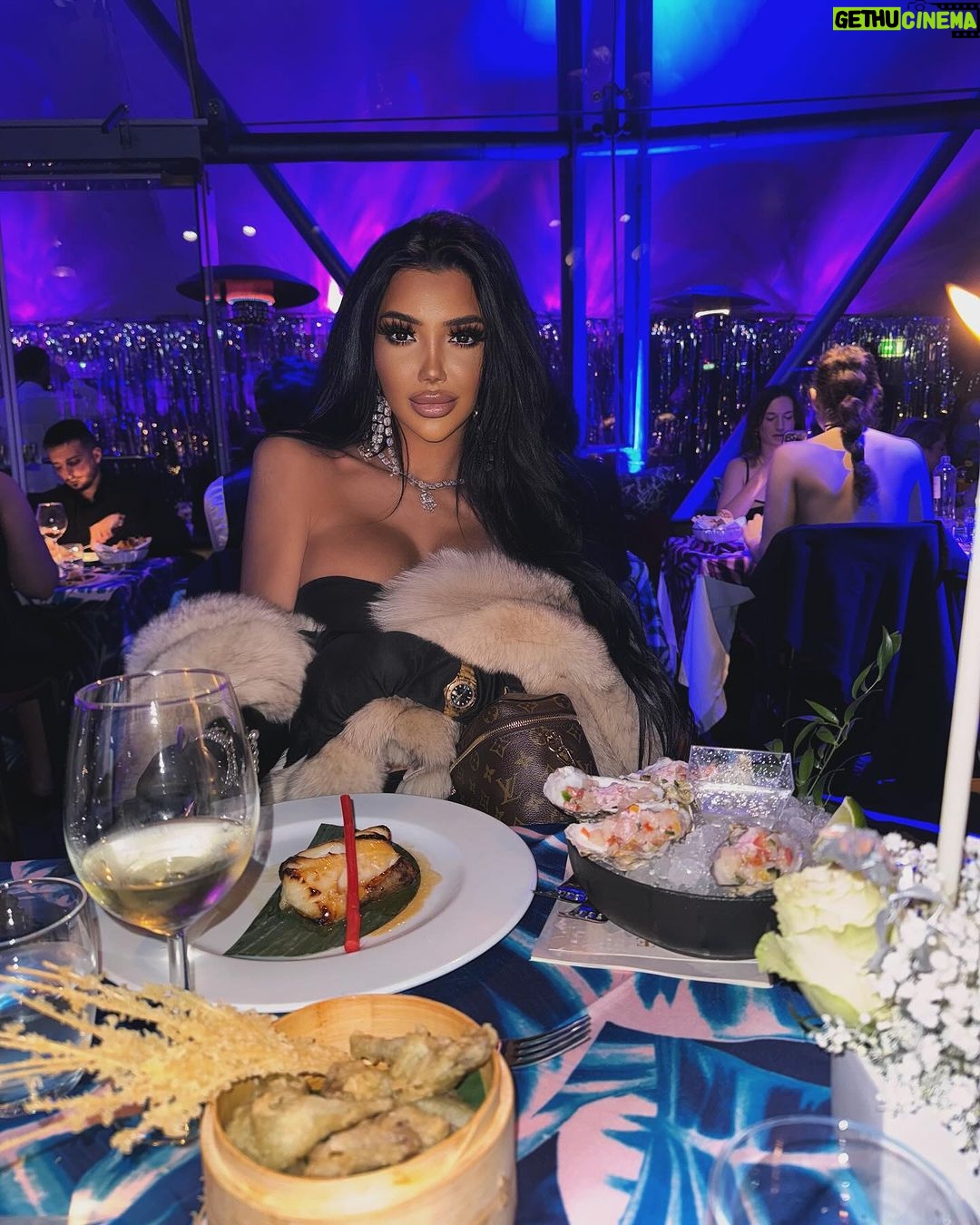 Chloe Khan Instagram - 🥂 New year Eve Gatsby gala dinner at Cavalli Milano . What a sensational night ,Wow. I never wanted 2023 to end but 2024 is about to be a magical special year 🤍 Hope everyones start to the year has proceeded on a miraculously wonderful note 🤍 Justme Milano