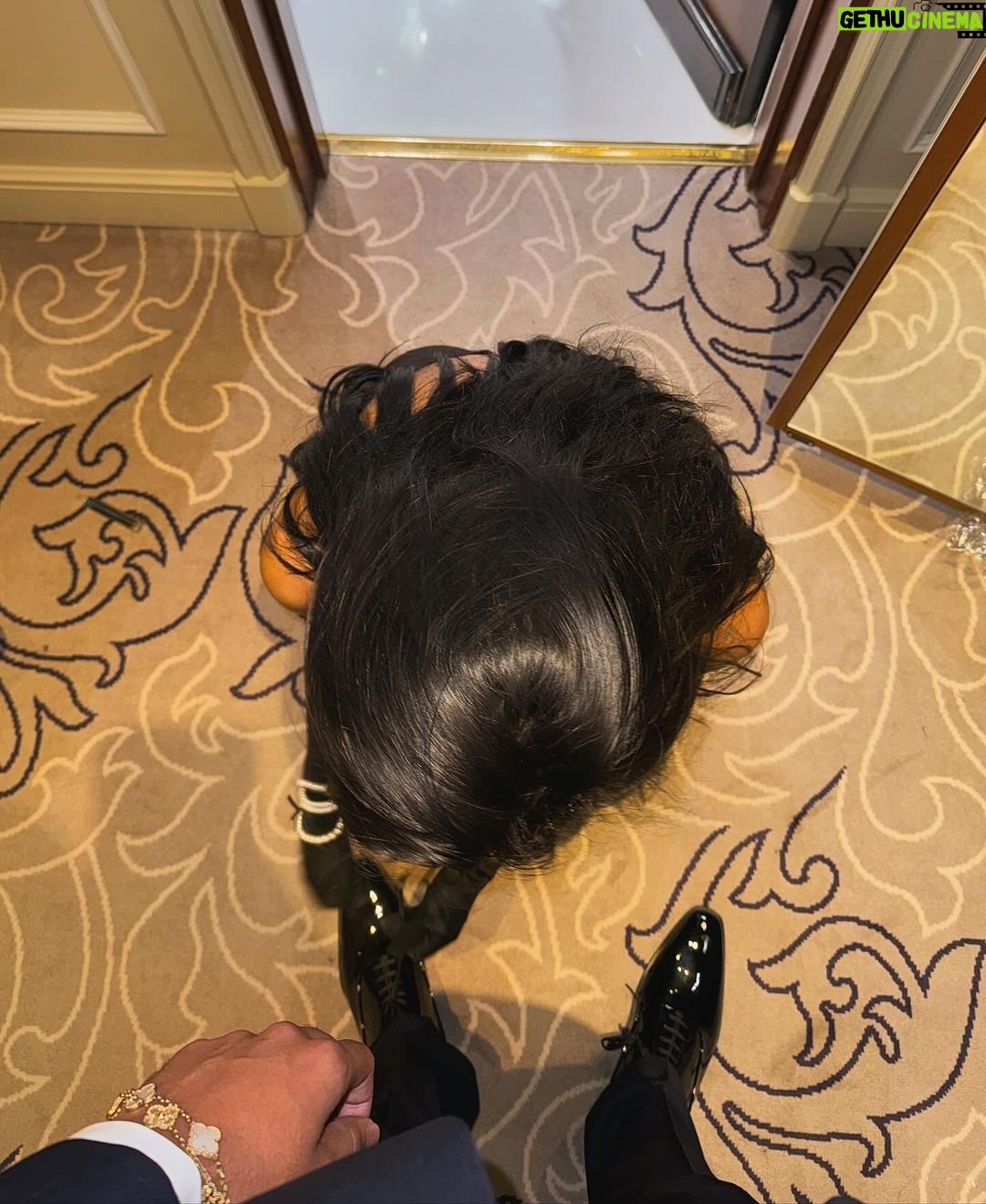 Chloe Khan Instagram - Let me help you with that baby 🖤 #HappyNewYear Hotel Principe di Savoia