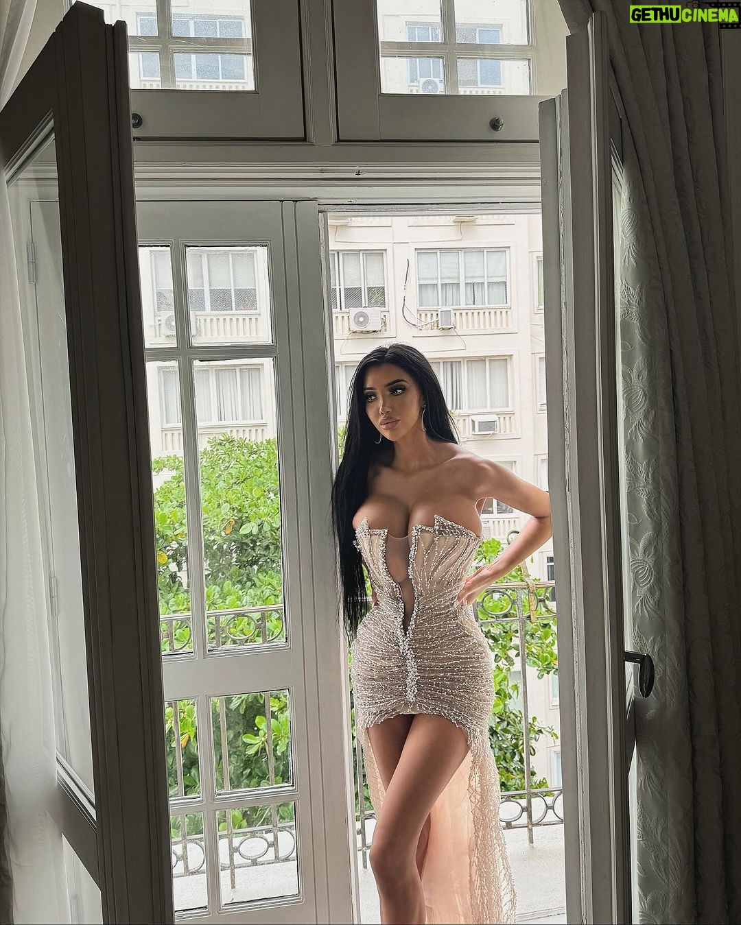 Chloe Khan Instagram - 🐩🤍 beautiful dress from @curio.couture Gift winner @mollyjade08 x Copacabana Palace, A Belmond Hotel