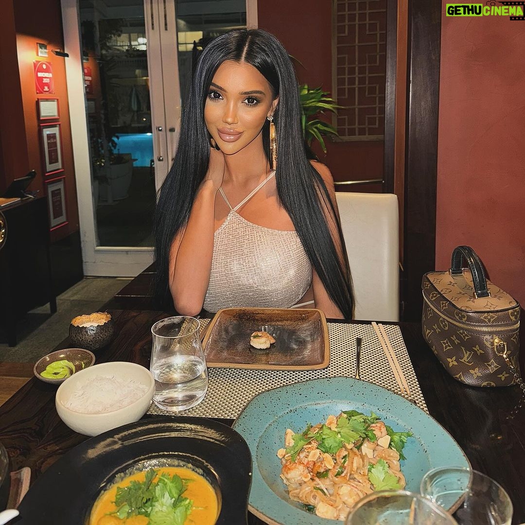 Chloe Khan Instagram - Dinner date everyday 🍽️ ❤️🔥 Brazil