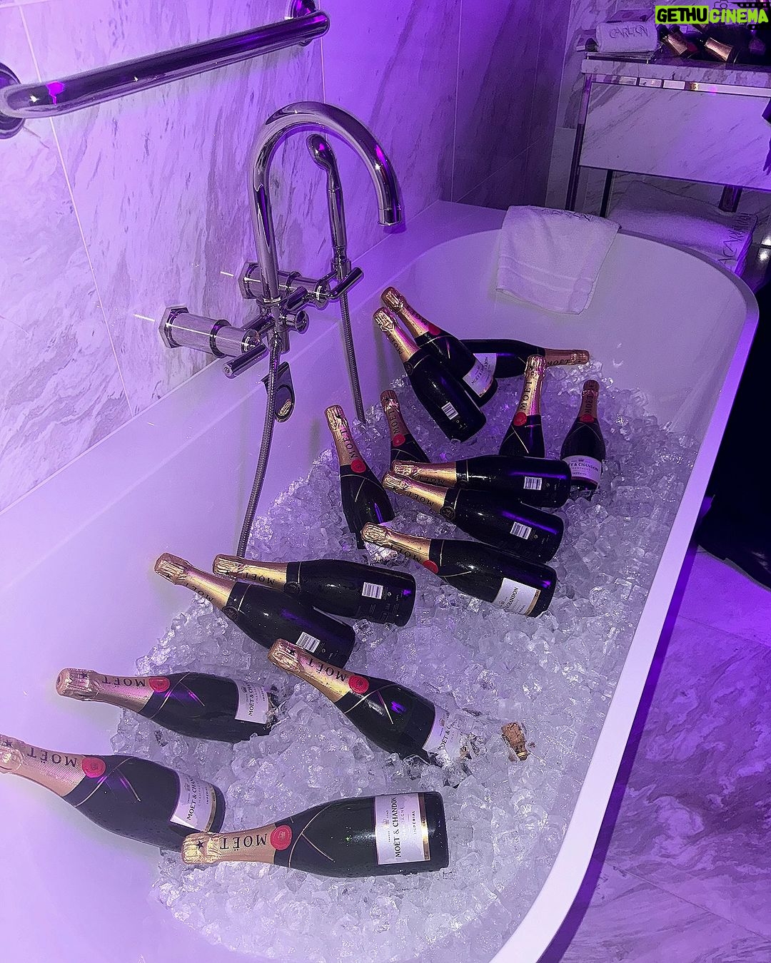 Chloe Khan Instagram - Cheers love 🍾 Belgravia, London