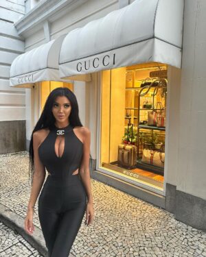 Chloe Khan Instagram - CAN YOU SPELL “BRAZIL “
LETTER BY LETTER WITHOUT INTERRUPTION?

I don’t know what I imagined Brazil to be like but it wasn’t this 🏛️💛💚🤩