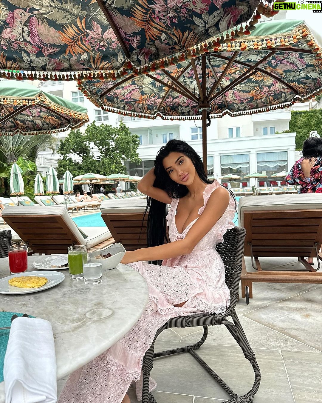Chloe Khan Instagram - Breakfast in paradise #riodejaneiro Copacabana Palace, A Belmond Hotel