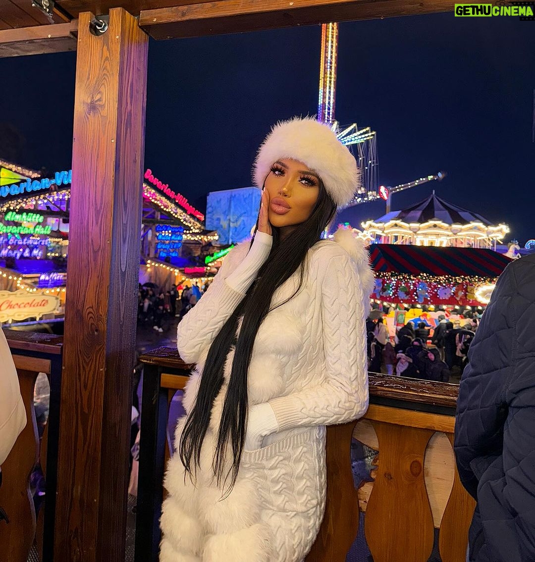 Chloe Khan Instagram - Winter wonderland 20233333 Winter Wonderland Hyde Park London England