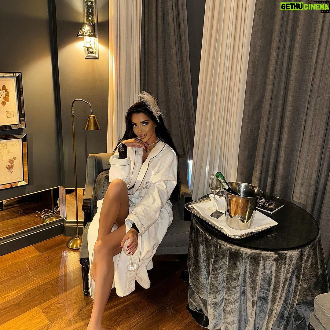 Chloe Khan Instagram - 🦢 🤍 Knightsbridge, London