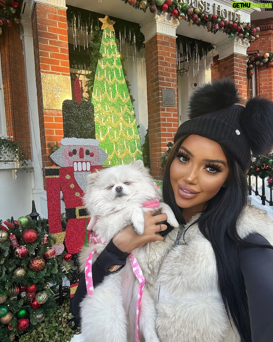 Chloe Khan Instagram - Couple days untill December ahhh ❄️ Knightsbridge, London