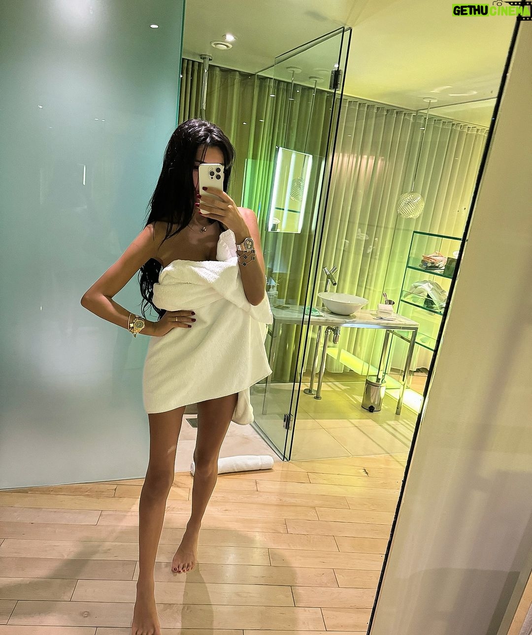 Chloe Khan Instagram - Bath & bed , goodnight love 🛁 The Sanderson Hotel