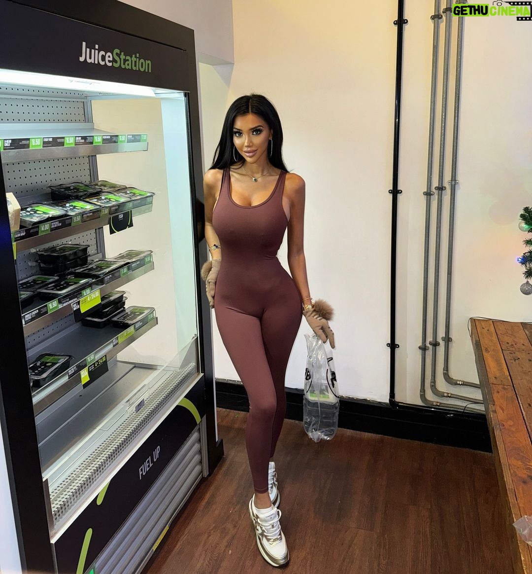 Chloe Khan Instagram - Stopped at @prepukltd today to pick up my healthy prep meals 🥬 💪 PREP UK