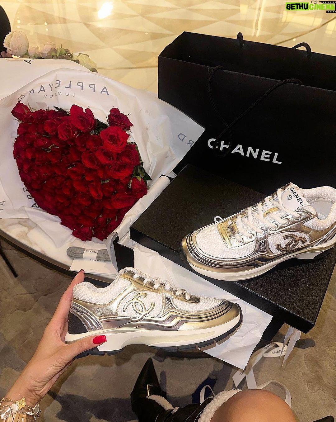 Chloe Khan Instagram - 🌹 Cute 🌹#CC Knightsbridge, London