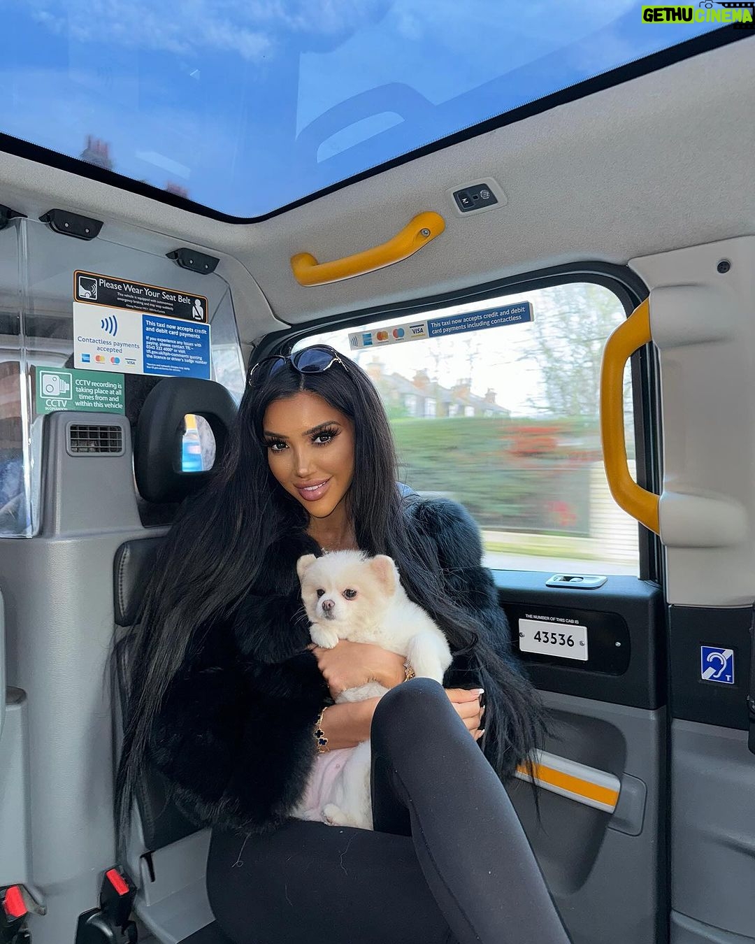 Chloe Khan Instagram - Ask me a question and I’ll reply underneath 🤍 Chelsea, London