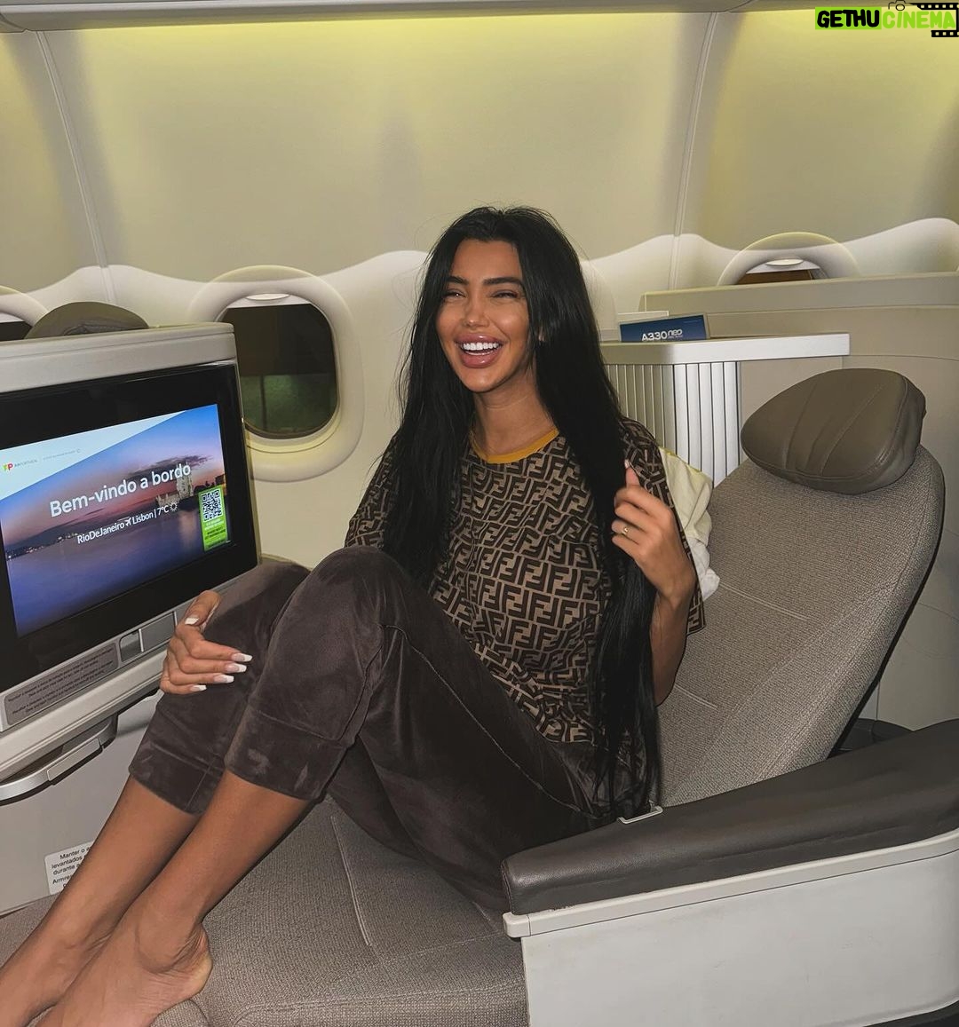 Chloe Khan Instagram - Pyjamas party in the sky 🌌. Not my cutest pics but happy ones . Rio 🇧🇷 - Portugal 🇵🇹 - 🇬🇧