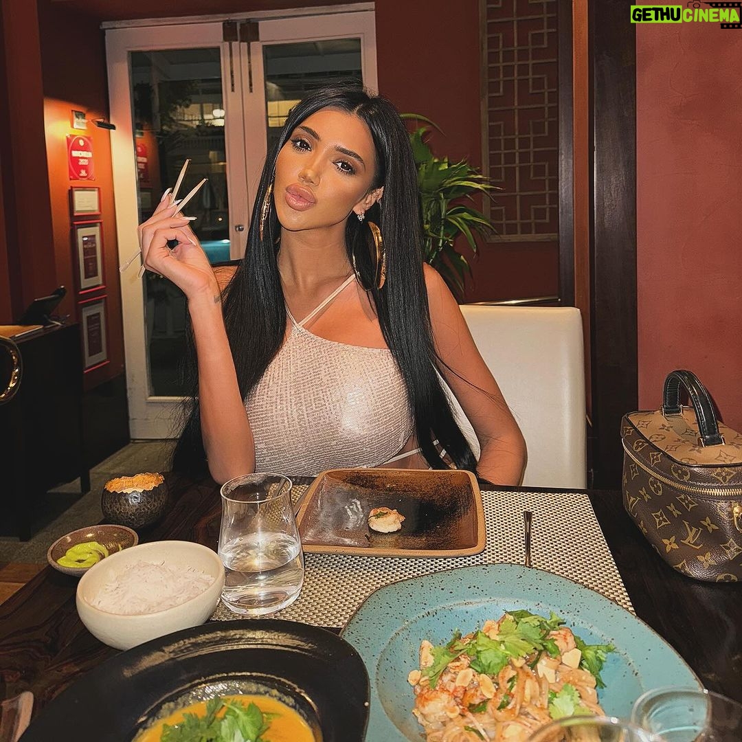 Chloe Khan Instagram - Dinner date everyday 🍽️ ❤️🔥 Brazil