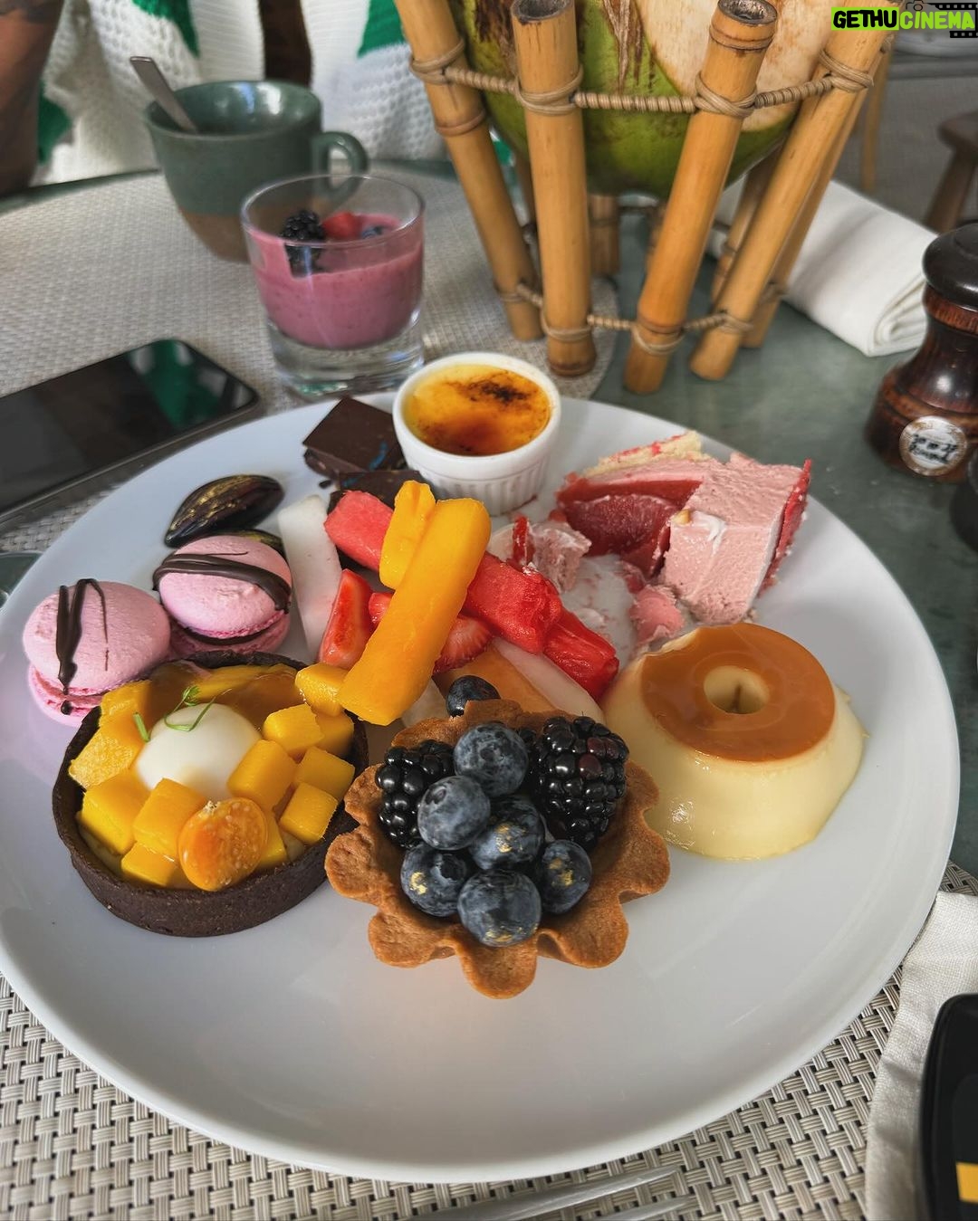 Chloe Khan Instagram - Splendid champagne Sunday brunch 🍽️ 🥂 Copacabana Palace, A Belmond Hotel