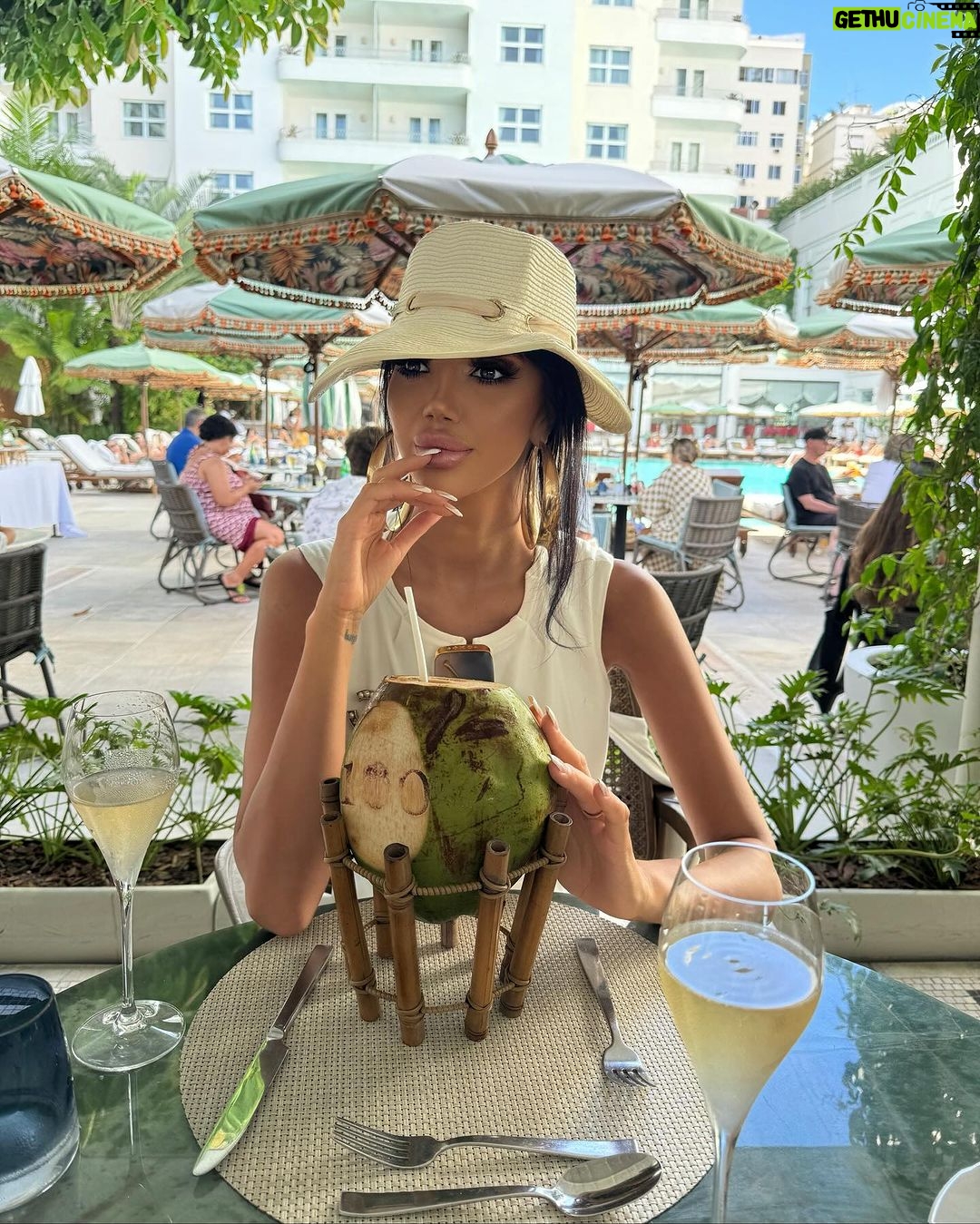 Chloe Khan Instagram - Splendid champagne Sunday brunch 🍽️ 🥂 Copacabana Palace, A Belmond Hotel