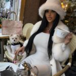 Chloe Khan Instagram - Love having my mom come to London and visit but she chose to come on valentines this time so we are having a romantic day with my mom 🤣❤️🌹 love that for us . Hope your having a love filled blissful day xx Café Concerto
