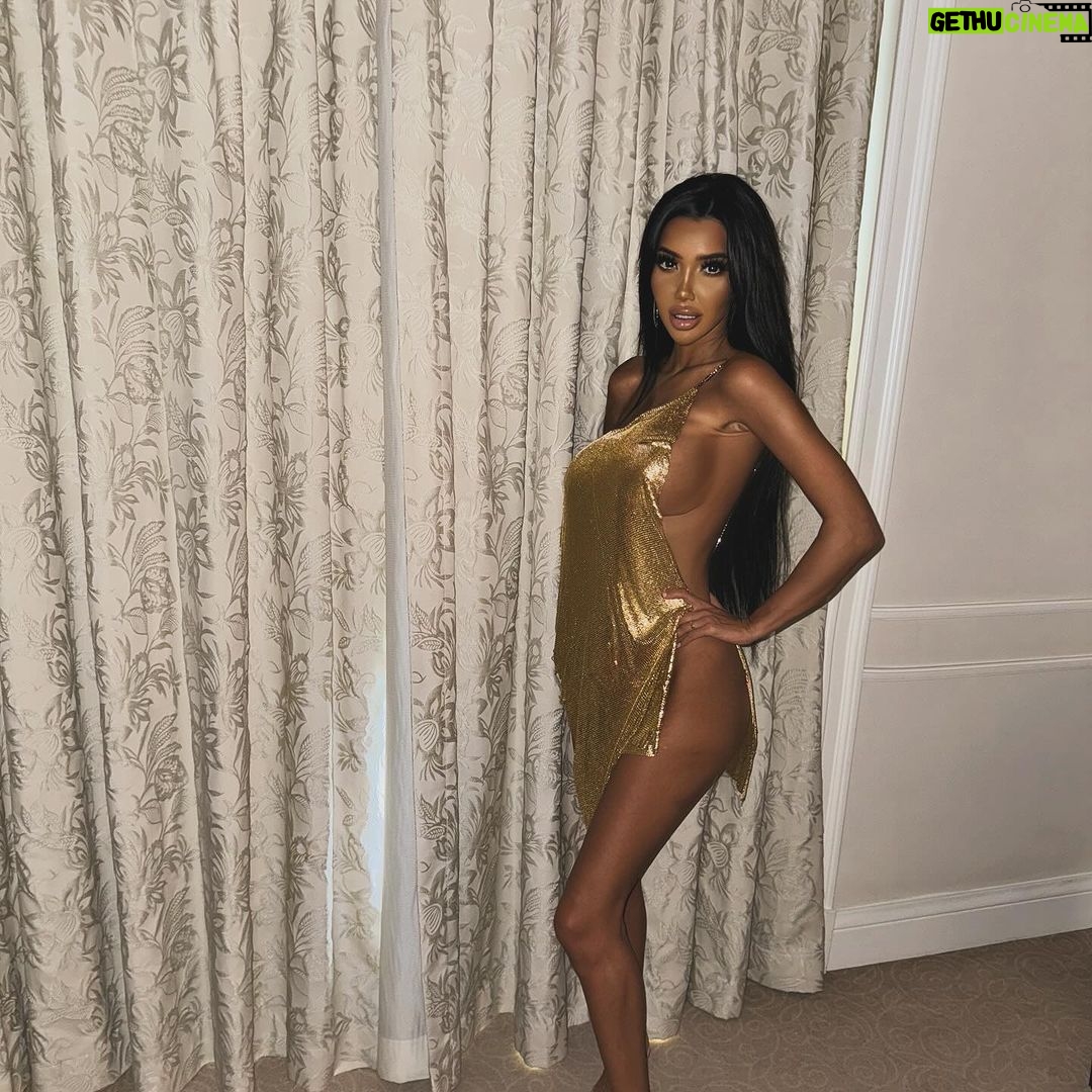 Chloe Khan Instagram - Guys can I wear this dress out ? After the 2nd pic Iām not sure š
Rio De Janeiro, Brazil