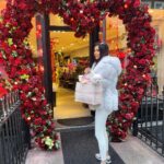 Chloe Khan Instagram - Peaceful day in my peaceful neighbourhood 🌹❤️☕️ Belgravia, London