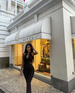 Chloe Khan Instagram - CAN YOU SPELL “BRAZIL “
LETTER BY LETTER WITHOUT INTERRUPTION?

I don’t know what I imagined Brazil to be like but it wasn’t this 🏛️💛💚🤩
