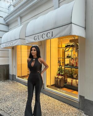 Chloe Khan Instagram - CAN YOU SPELL “BRAZIL “
LETTER BY LETTER WITHOUT INTERRUPTION?

I don’t know what I imagined Brazil to be like but it wasn’t this 🏛️💛💚🤩