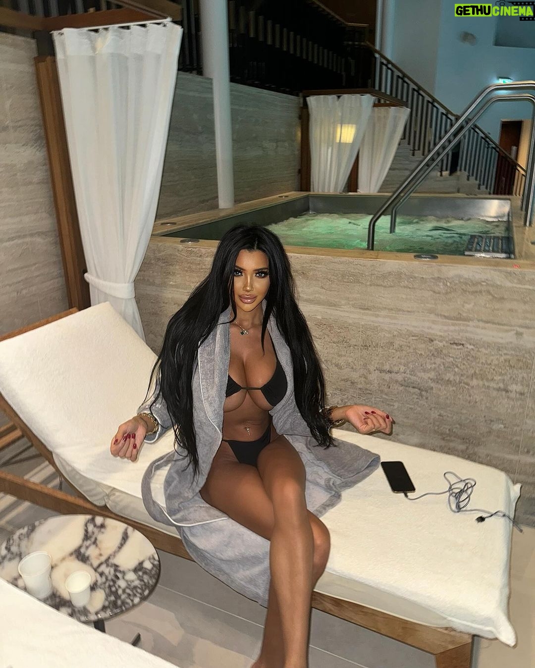 Chloe Khan Instagram - I have teamed up with @fanspicy1 💓 💰 Girls , if you want a 2nd income @fanspicy1 & myself will help you . DM them to get started